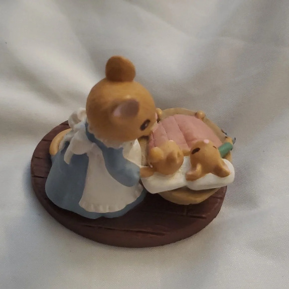 Forest Friends Mice All Tucked In Mom & Babies Sleeping in Walnut Shell AVON - Picture 10 of 11